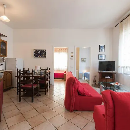 Elly's Terrace Apartment
