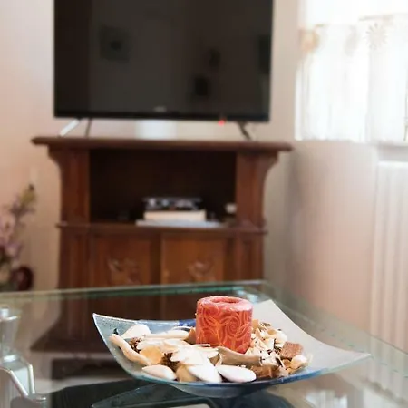 Elly's Terrace Apartment *