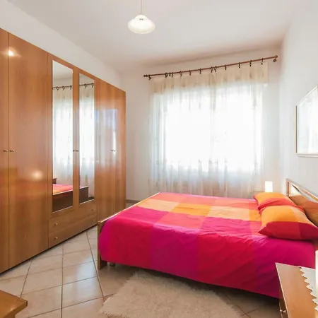 Elly's Terrace Apartment