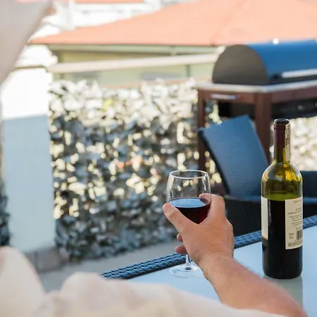 Elly's Terrace Apartment