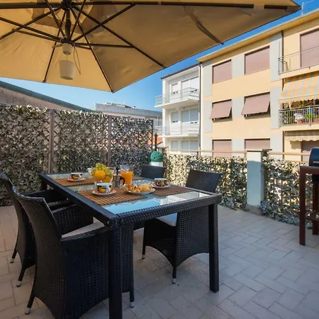 Elly's Terrace Apartment